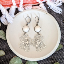 Charger l&#39;image dans la galerie, PRISCILLA - Fleur Hibiscus blanc scintillant
